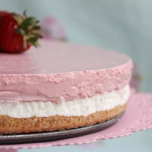 Трипластова торта с ягоди и бял шоколад