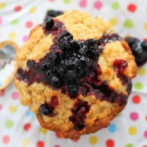 Мъфини с ананас и боровинков сос