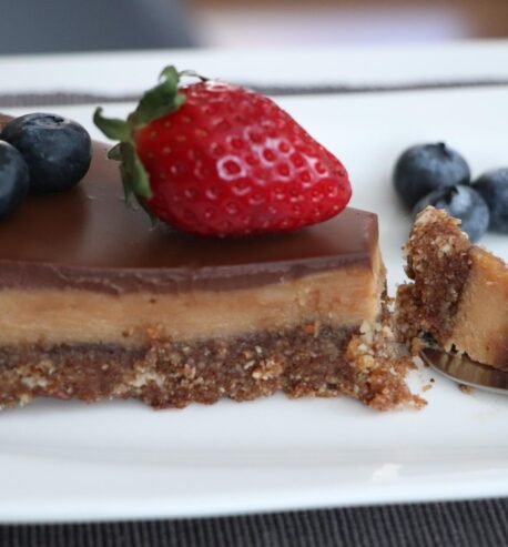 Сурова веган торта с фъстъчено масло