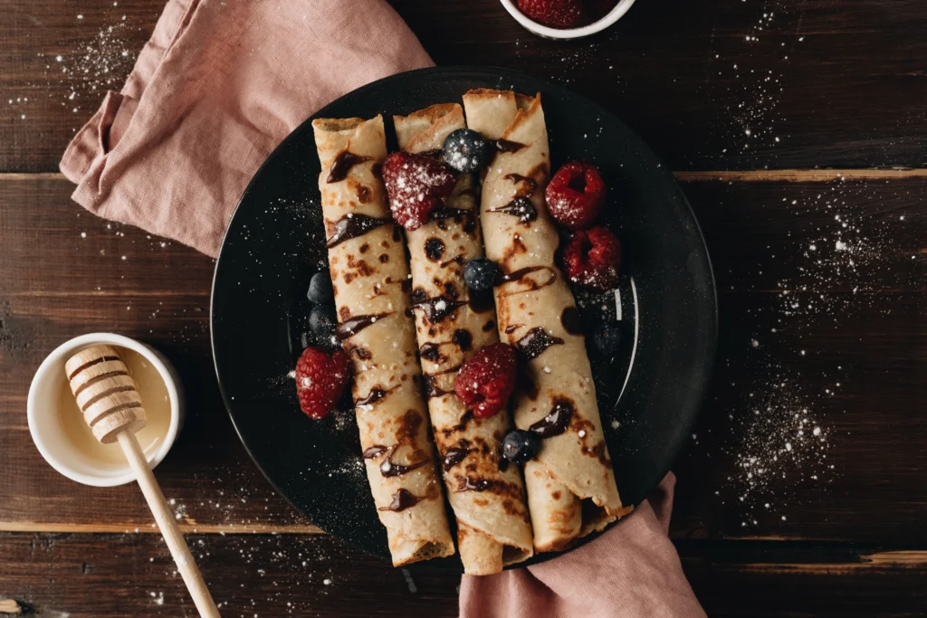 Палачинки от различни кухни crêpes с малини боровинки и мед